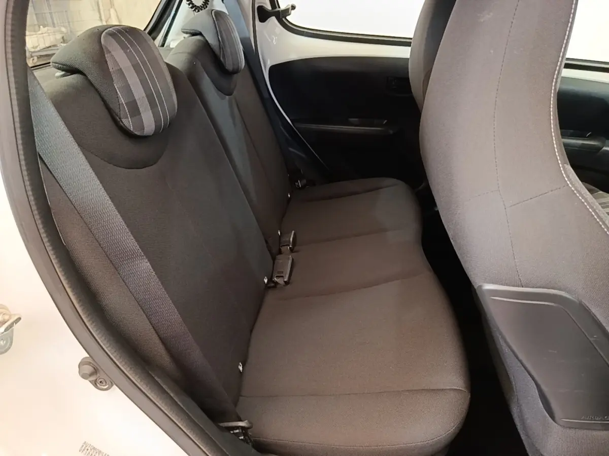 Vue intérieure côté gauche montrant la banquette arrière noire de la Peugeot 108 blanche VTI 72 S&S Active 2020.