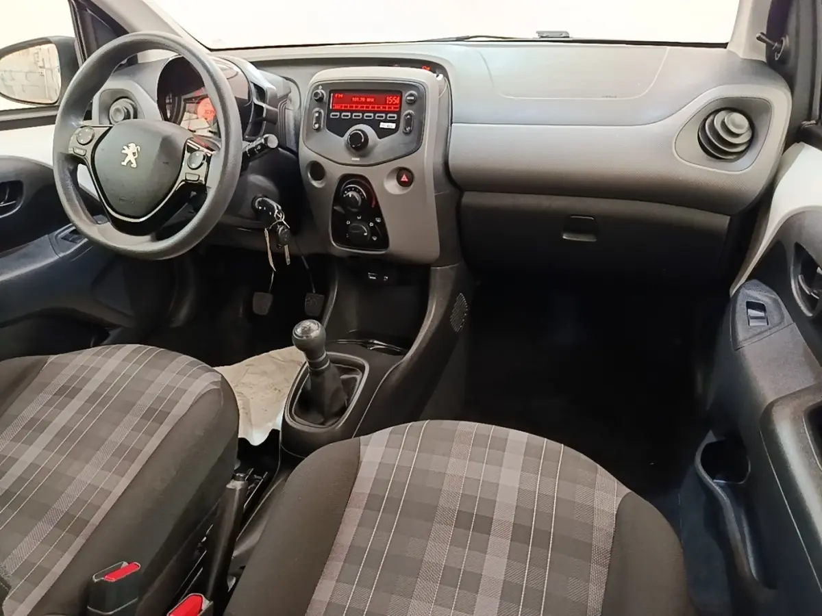 Intérieur de la Peugeot 108 VTI 72 S&S Active 2020, vue avant centrée sur tableau de bord et volant multifonctions.