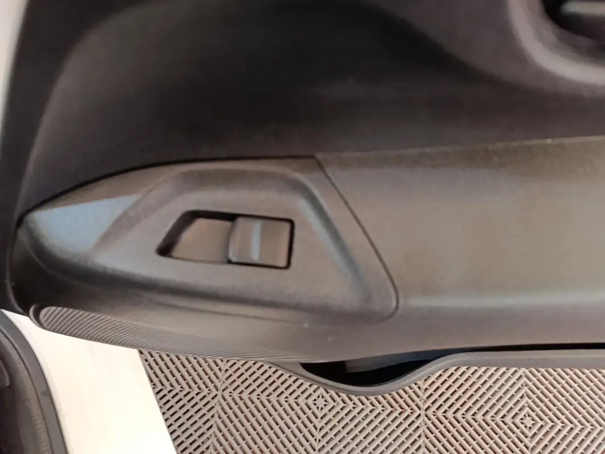 Détail de la commande de réglage sur la portière côté conducteur d’une Peugeot 108 blanche VTI 72 S&S Active 2020.