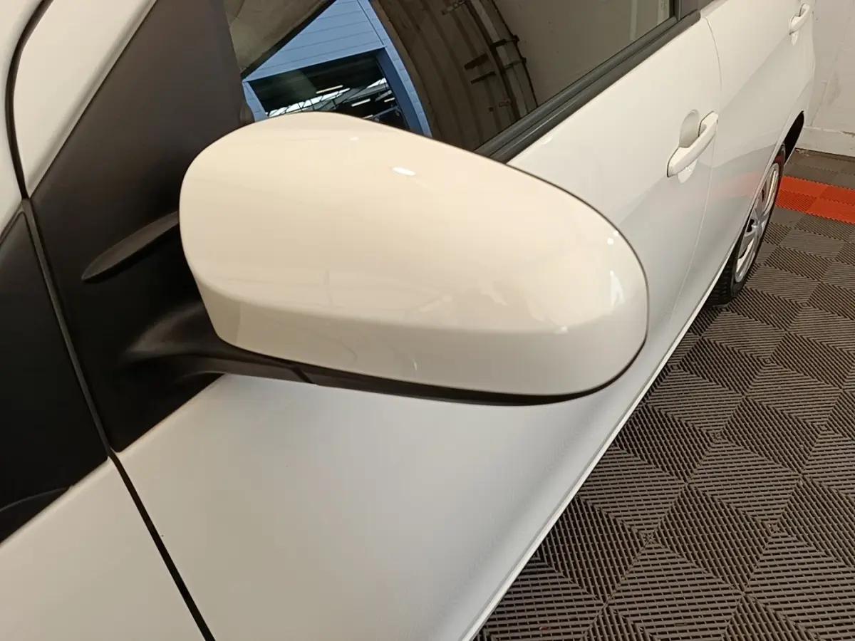 Gros plan sur le rétroviseur côté conducteur blanc d’une Peugeot 108 VTI 72 S&S Active blanche, vue latérale droite.