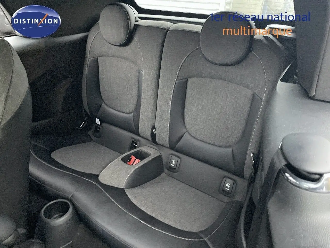 Vue rapprochée des sièges arrière gris tissu et cuir noir de la MINI Cabriolet F57 2023 en Melting Silver Metal.