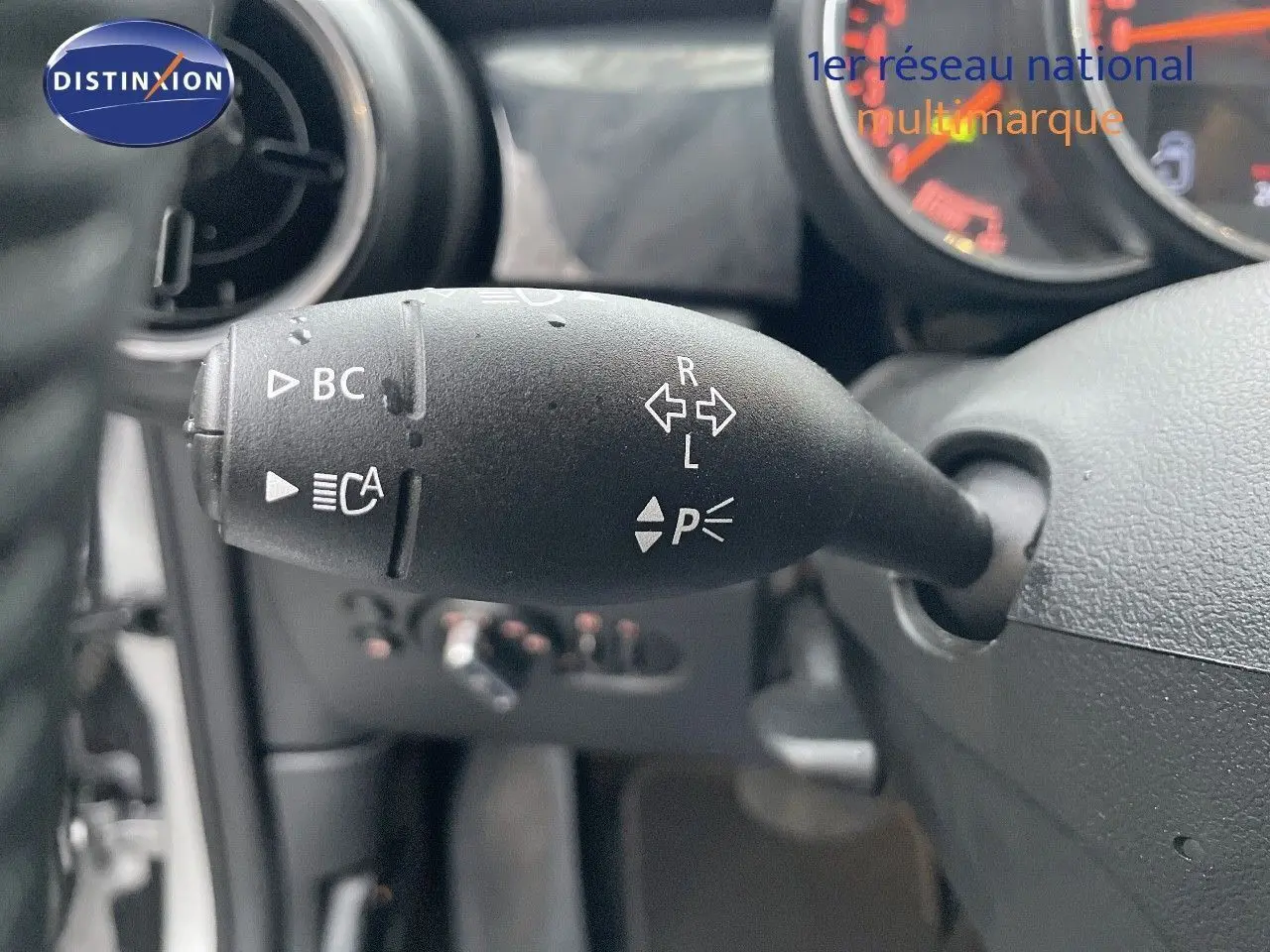 Le commodo de clignotant noir avec symboles blancs sur le côté gauche du tableau de bord d'une MINI Cabriolet 2023.