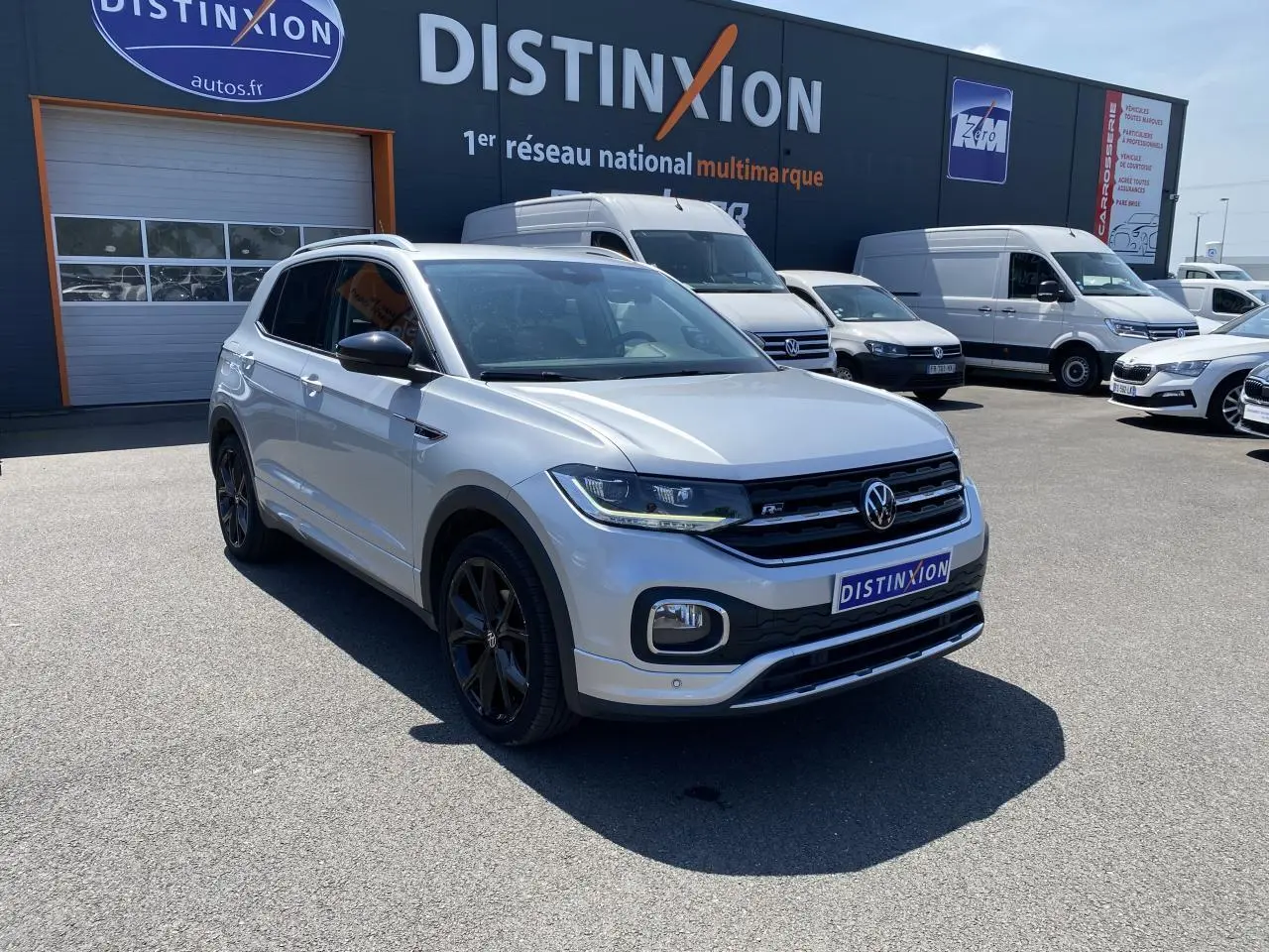 Volkswagen T-Cross R-Line 2022 en reflet d'argent métallisé, vue 3/4 avant avec jantes noires Köln 18 pouces.