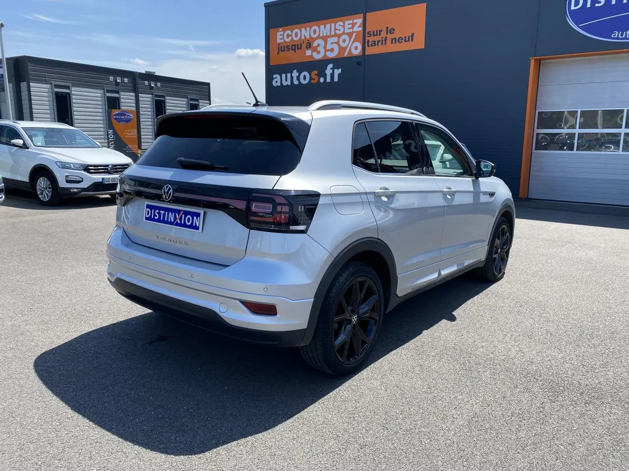 Volkswagen T-Cross 2022 argent métallisé en 3/4 arrière droit avec jantes noires et vitres surteintées.
