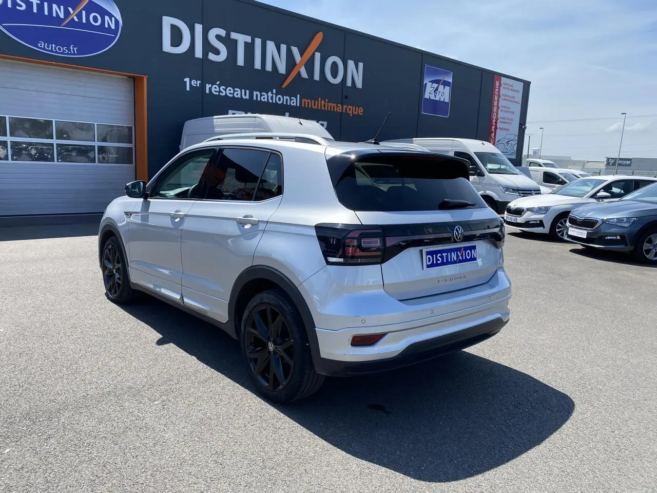 Vue 3/4 arrière droite du Volkswagen T-Cross R-Line 2022 en reflet d'argent métallisé avec jantes noires et vitres surteintées.