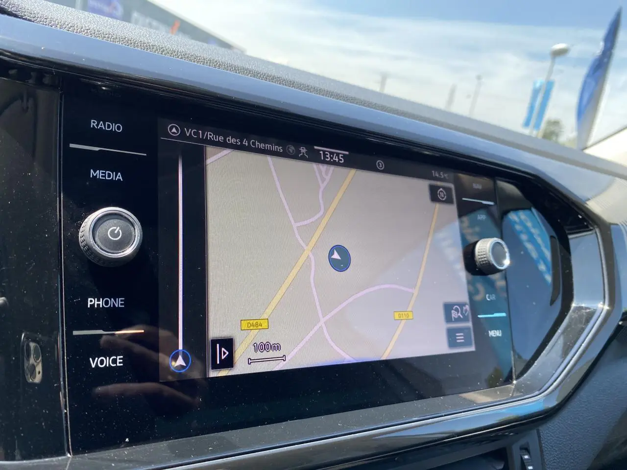 Écran tactile du système de navigation Discover Media du Volkswagen T-Cross 2022 en plan rapproché intérieur.