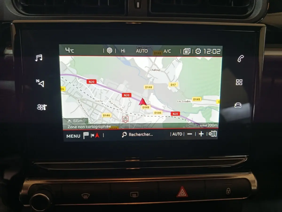 Écran tactile central de navigation allumé dans l’habitacle noir d’une Citroën C3 2024, version BlueHDi 100 BVM PLUS.