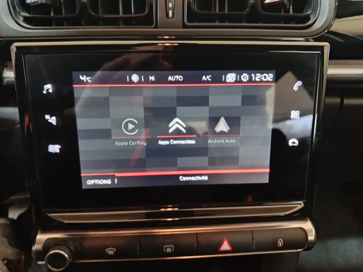 Vue rapprochée de l'écran tactile central noir de la Citroën C3 2024 affichant Apple CarPlay et Android Auto.