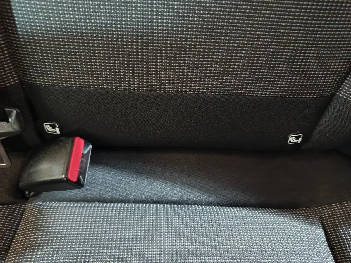 Gros plan sur la banquette arrière noire à motifs gris de la Citroën C3 2024 avec boucle de ceinture visible.