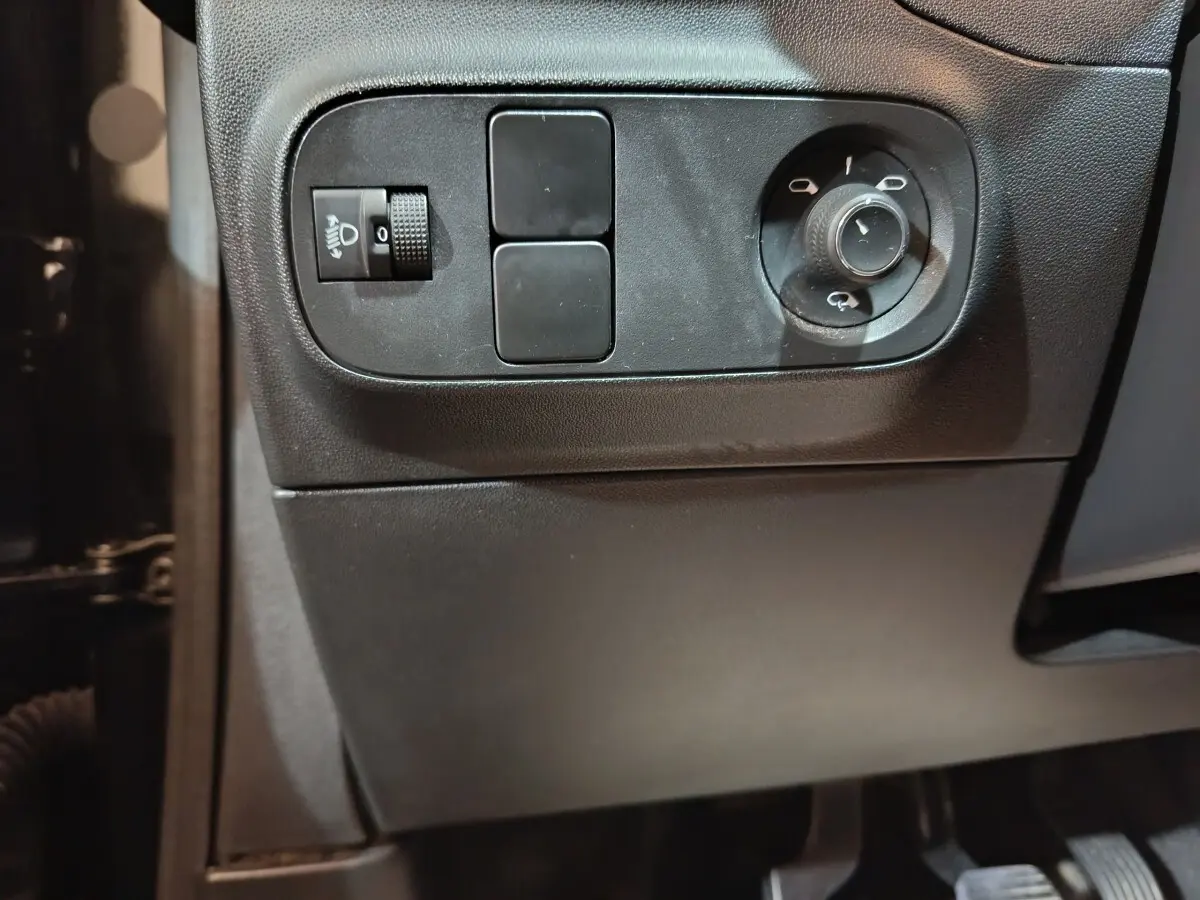 Gros plan sur les commandes noires du tableau de bord côté gauche de la Citroën C3 BlueHDi 100 BVM PLUS 2024.