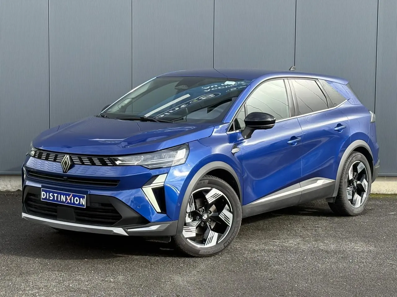 Renault Symbioz E-Tech Full Hybrid bleu Iron en 3/4 avant droit avec jantes 18 pouces et hayon mains libres.