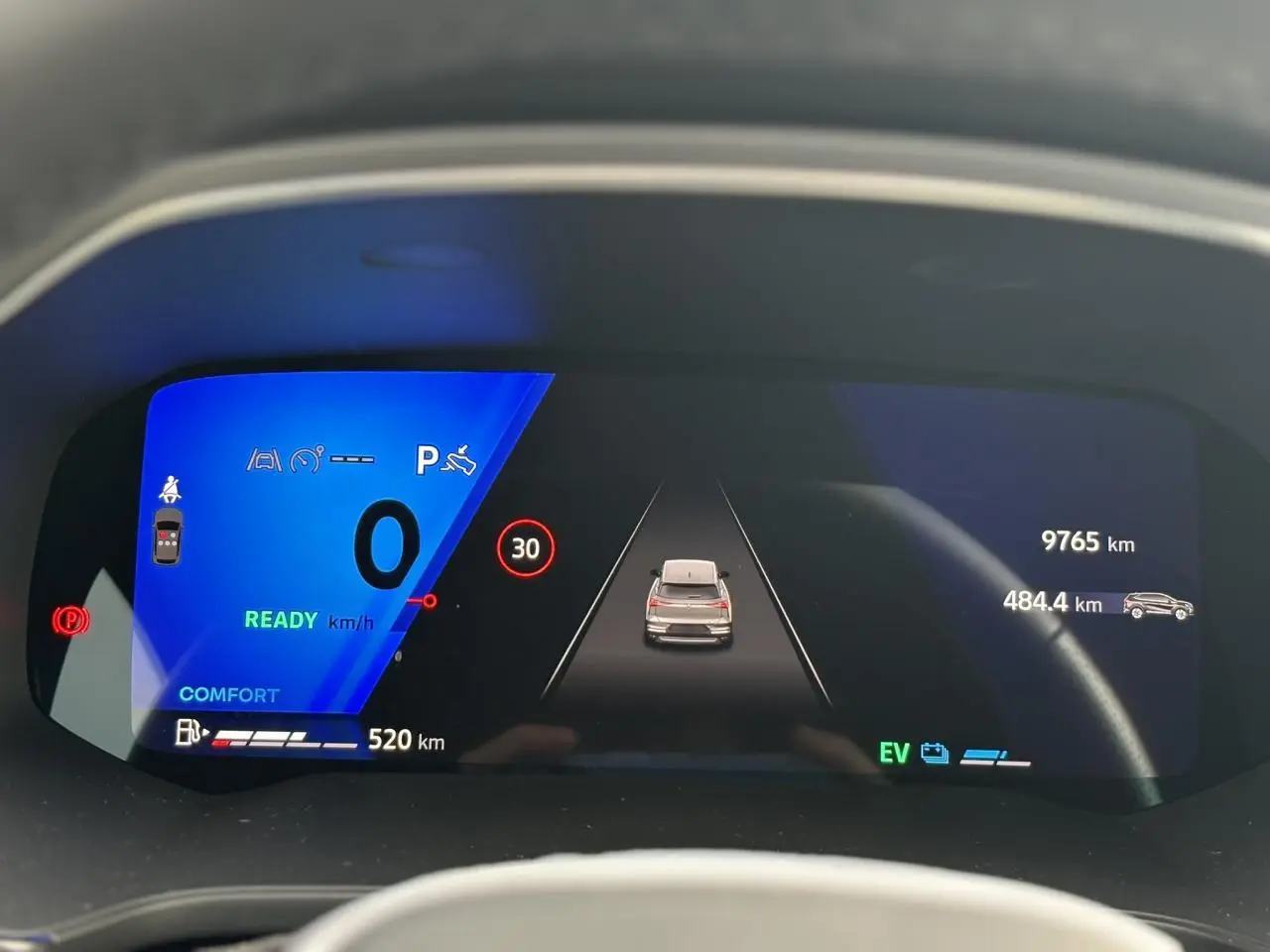 Tableau de bord numérique de la Renault Symbioz 2025 affichant la vitesse, autonomie et aides à la conduite.