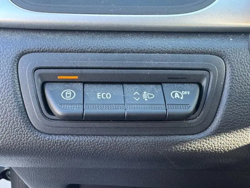 Gros plan sur les boutons de commande du tableau de bord du Renault Captur blanc nacré 2025, version 1.0 TCe 90ch Evolution.