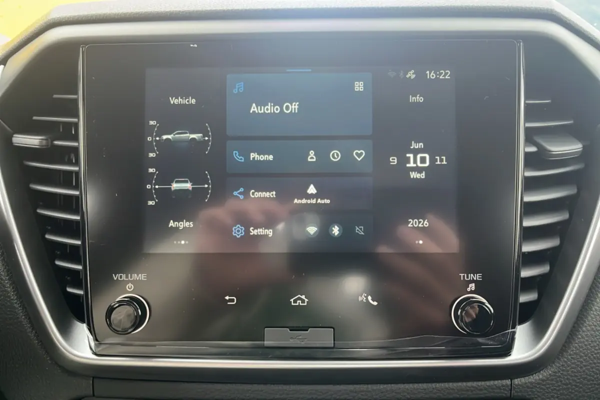 Écran tactile central du tableau de bord de l'Isuzu D-MAX 2026 avec interface Android Auto et Bluetooth.