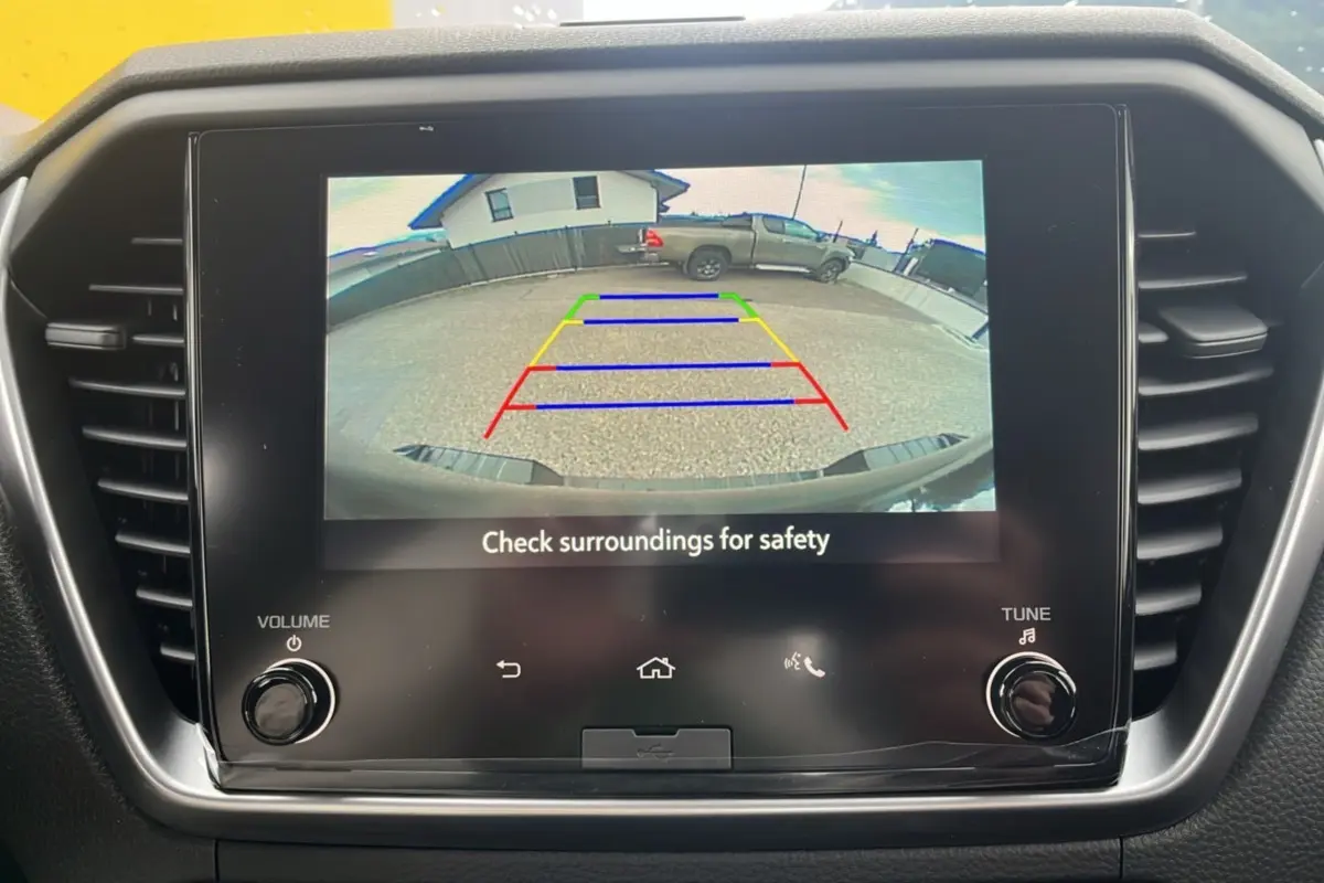 Écran tactile intérieur montrant la caméra de recul du pick-up Isuzu D-MAX noir, vue arrière en marche arrière.