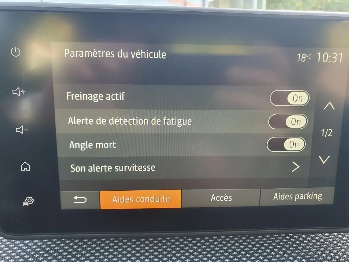 Écran tactile intérieur montrant les paramètres d’aide à la conduite d’une Dacia Sandero gris urbain.