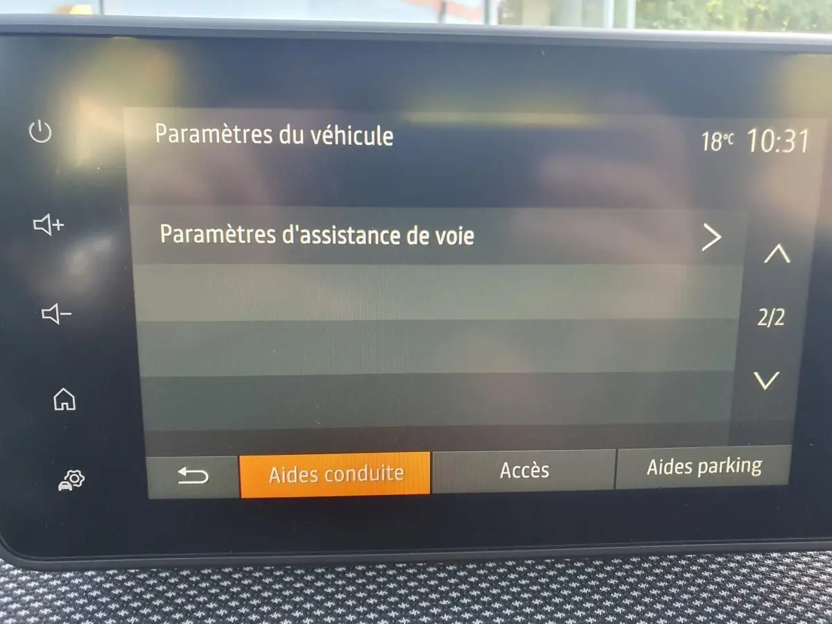 Écran tactile intérieur affichant les paramètres d'assistance de voie du tableau de bord de la Dacia Sandero 2024.