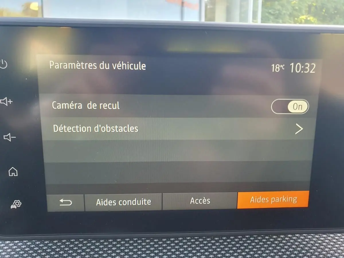 Écran tactile intérieur affichant les paramètres du véhicule Dacia Sandero 2024, avec option caméra de recul activée.