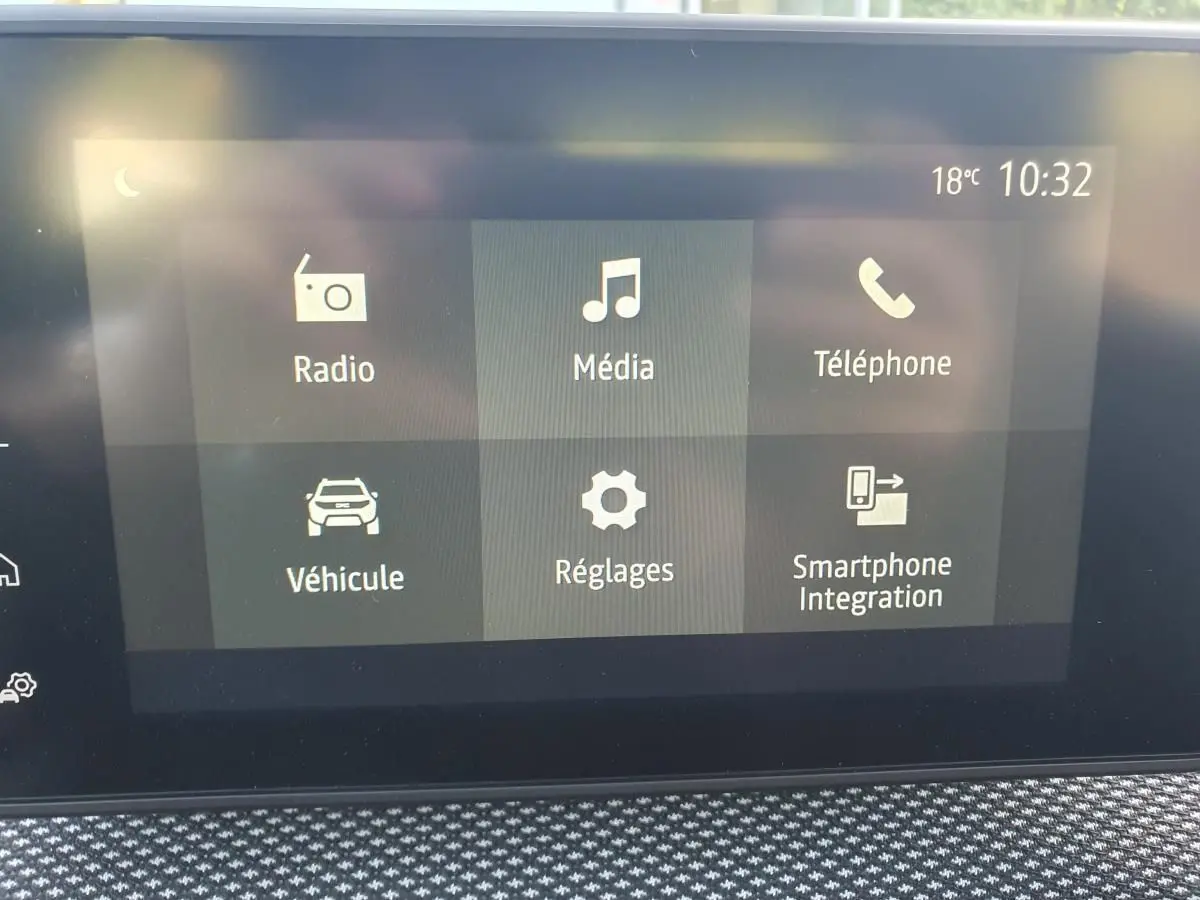 Écran tactile central du tableau de bord de la Dacia Sandero 2024 affichant les options multimédia et réglages.
