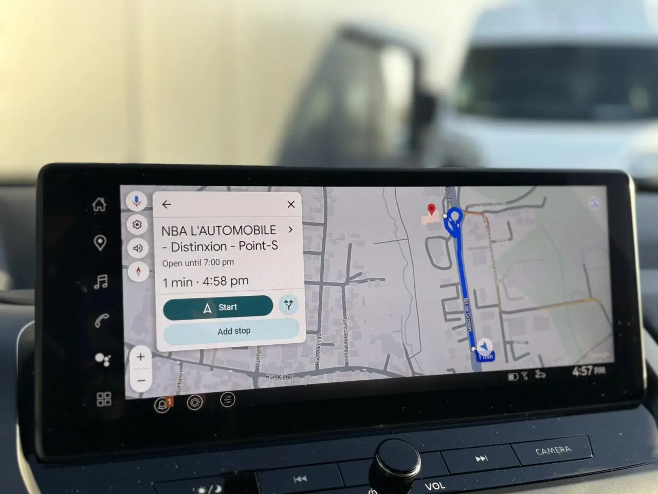 Écran tactile 12,3" du Nissan Qashqai III noir Kuro affichant le système de navigation NissanConnect avec itinéraire.