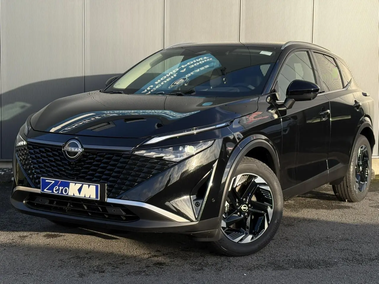 Nissan Qashqai III e-Power noir Kuro en 3/4 avant droit avec jantes alliage et calandre noire distinctive.