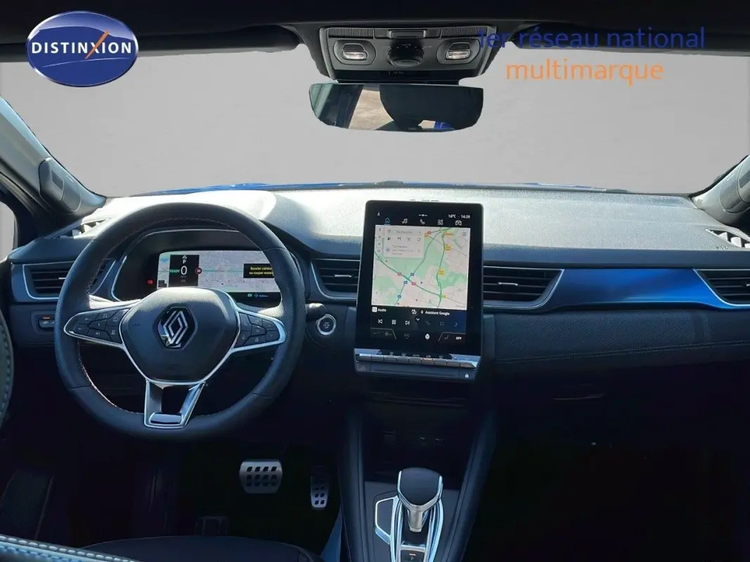 Vue intérieure avant du tableau de bord bleu du Renault Captur Alpine full hybrid avec écran tactile vertical et volant multifonctions.