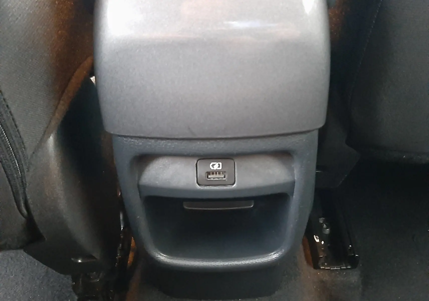 Prise USB arrière et rangement central gris perle métal dans le Nissan Juke 2024 1.6 HEV N-Connecta.