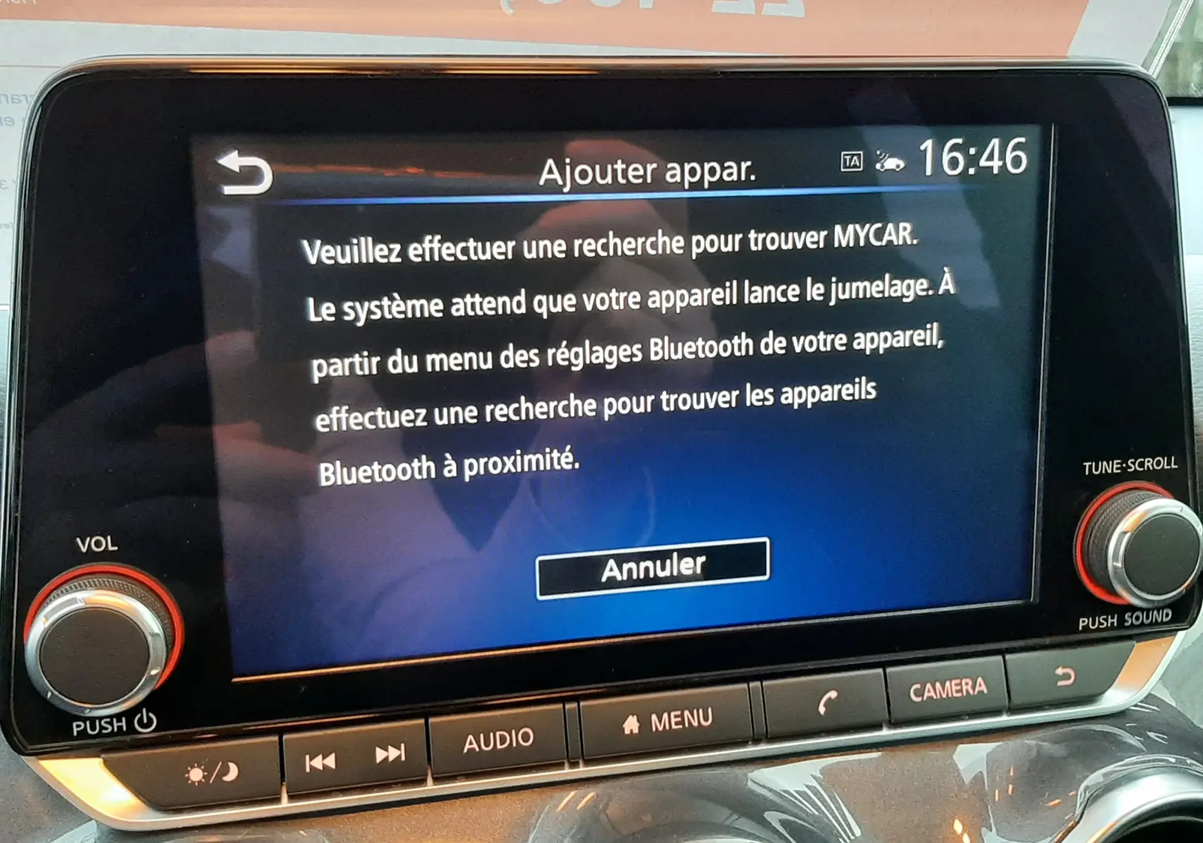 Écran tactile central du Nissan Juke gris perle métal 2024 affichant le menu Bluetooth avec commandes audio et caméra.