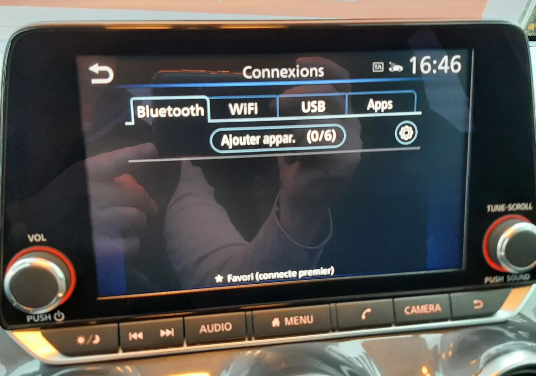 Écran tactile multimédia du Nissan Juke 2024 affichant les options de connexion Bluetooth, WiFi, USB et applications.