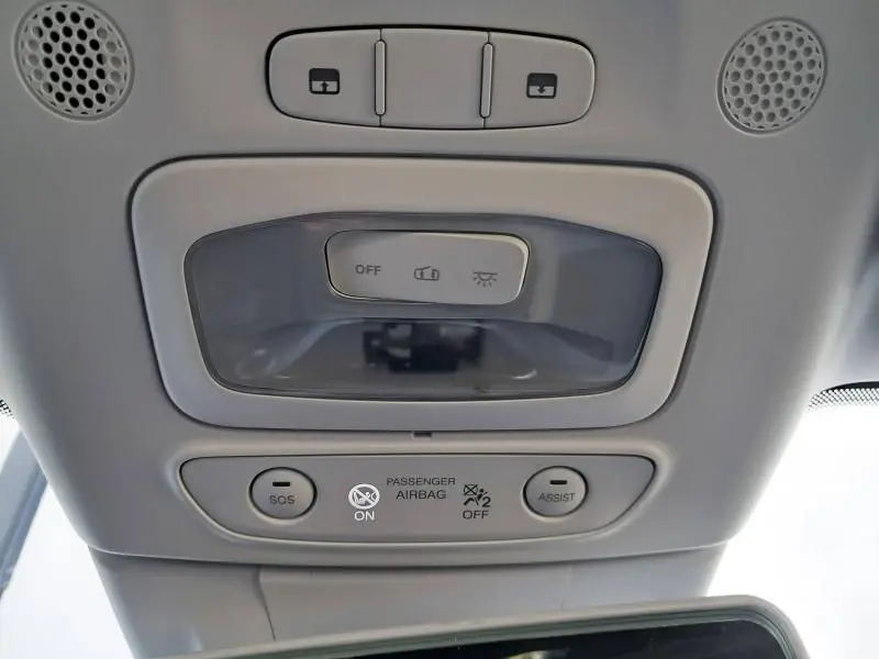 Plafonnier intérieur avec commandes d’éclairage et boutons SOS et assist sur une Fiat 500C 118 cv icone vert foncé métal.