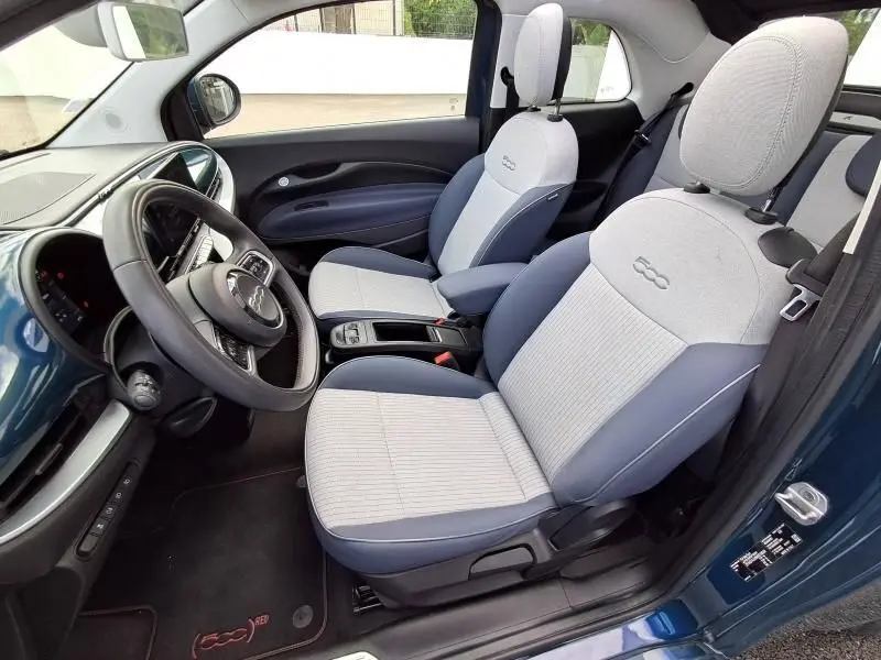 Vue intérieure côté conducteur de la Fiat 500C 118 cv icone 2021, sièges bicolores gris clair et bleu, volant cuir.