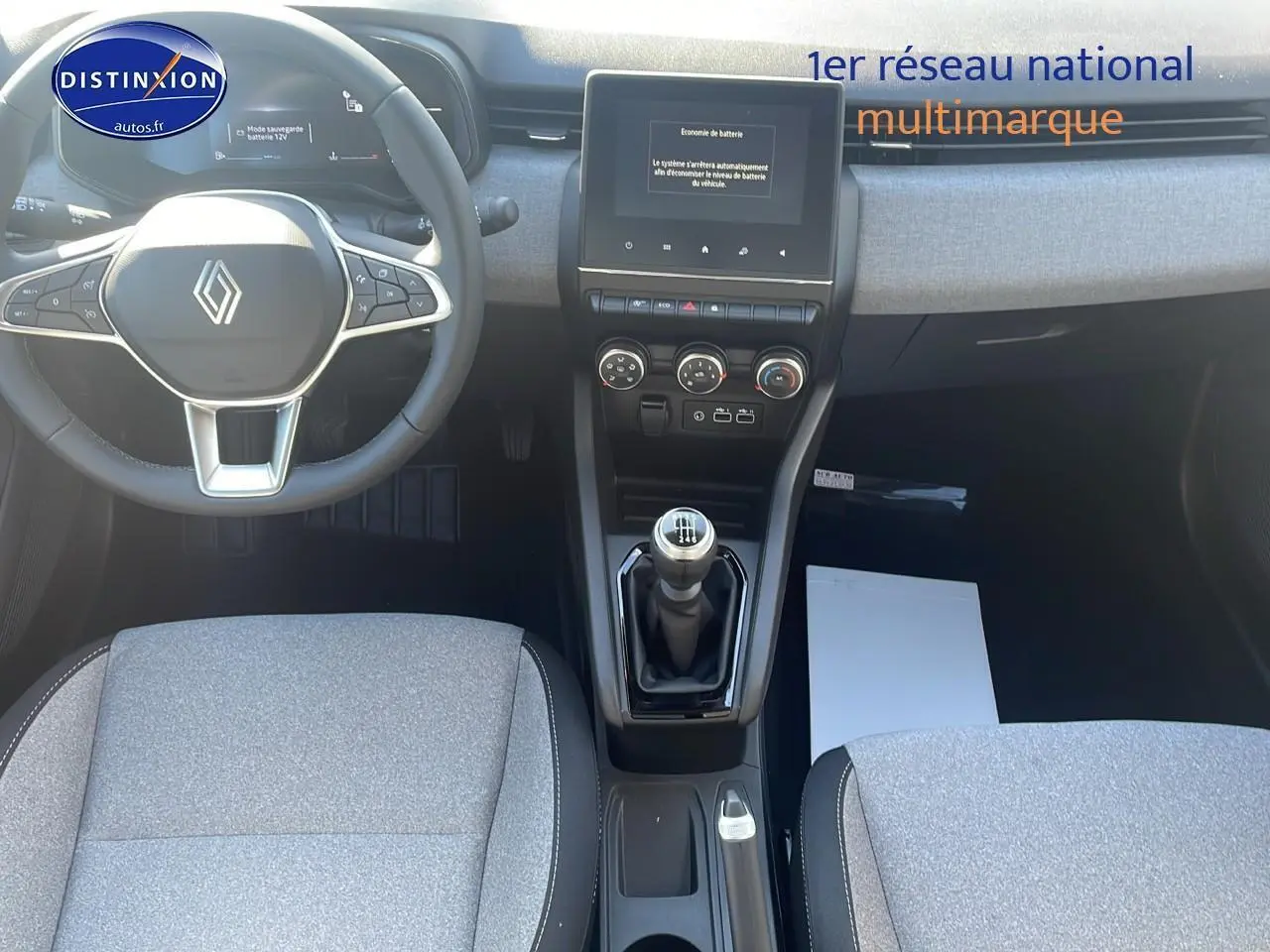 Intérieur de la Renault Clio V diesel 2025, vue centrale sur le volant multifonction et la console avec boîte manuelle.