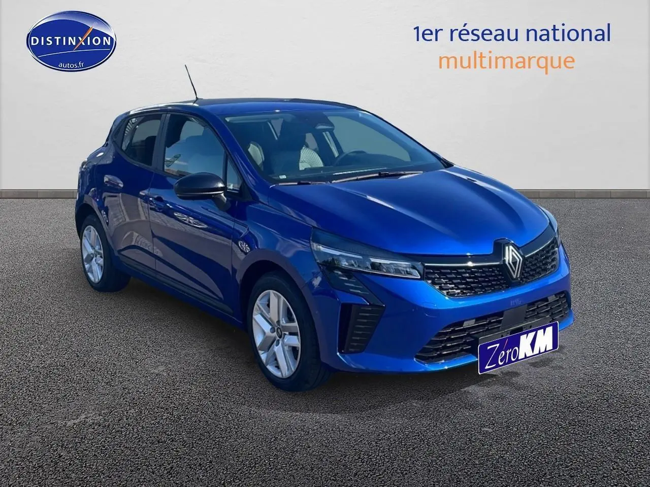 Renault Clio V bleu iron vue 3/4 avant droit avec calandre noire et jantes argentées sur fond neutre.