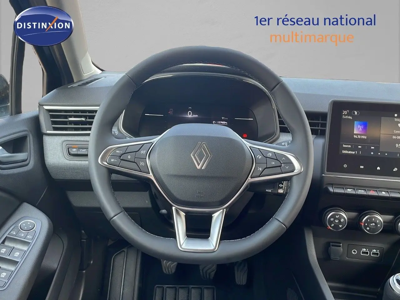 Vue rapprochée du volant et du tableau de bord de la Renault Clio noire Étoile Métal 2025 avec écran tactile et commandes au volant.