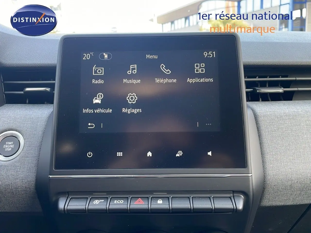 Écran tactile central de la Renault Clio 1.5 DCI 100ch Evolution 2025, affichant menu multimédia, intérieur gris.