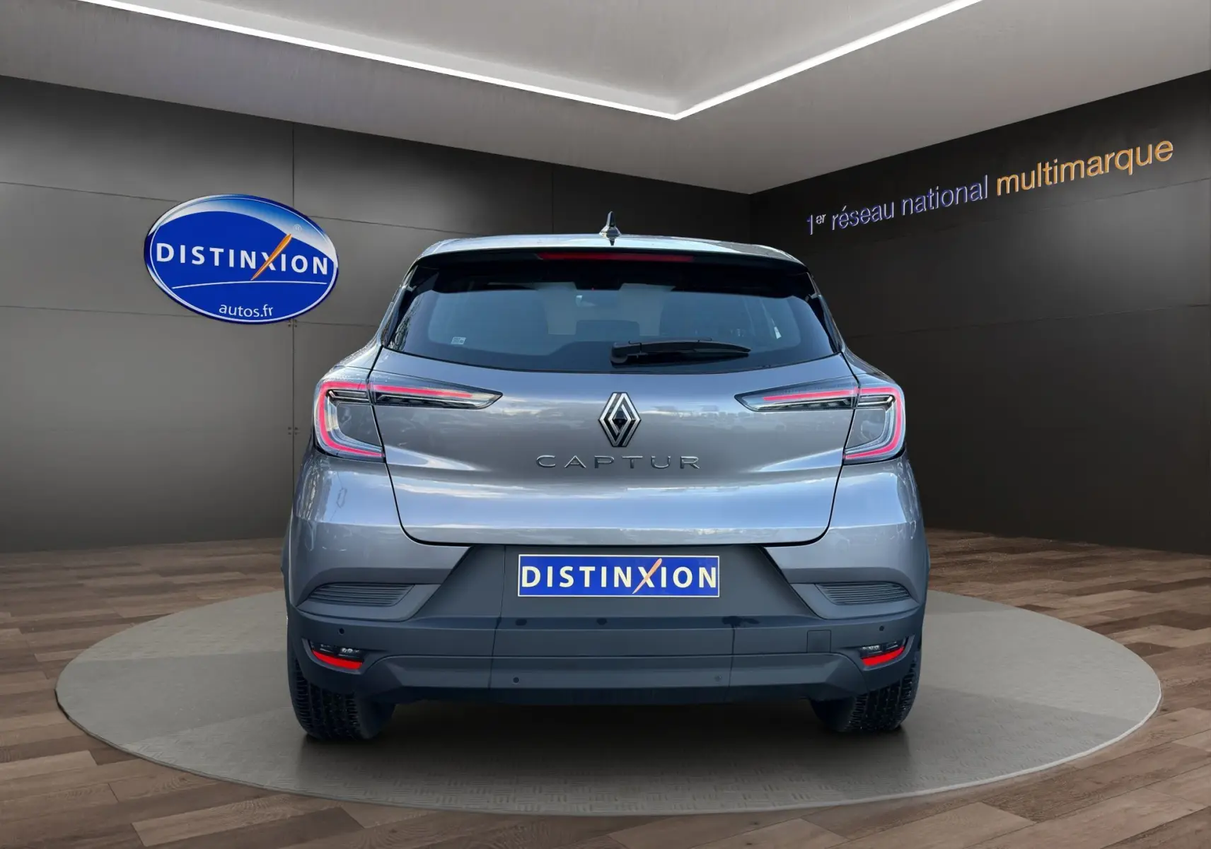 Vue arrière d’un Renault Captur 2024 gris Cassiopée avec toit noir, mettant en valeur ses feux LED et caméra de recul.