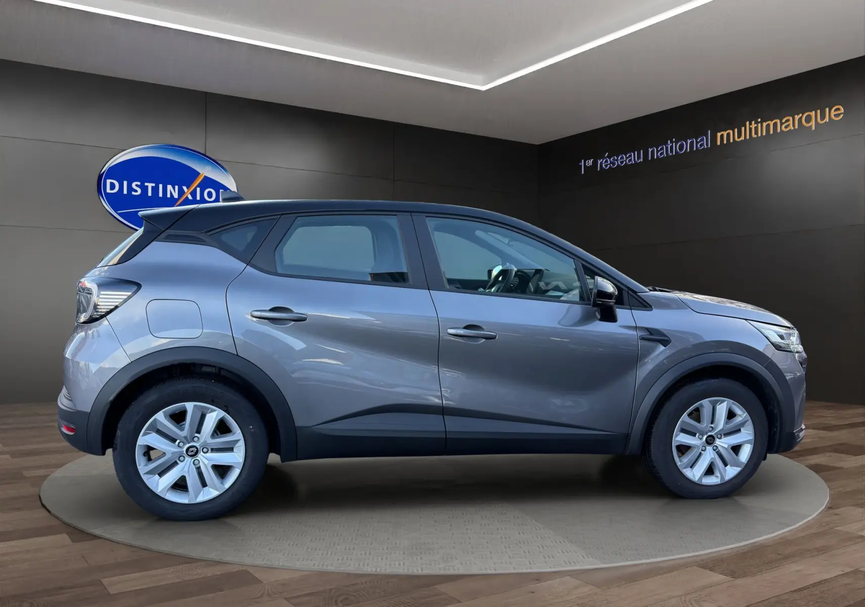 Vue de profil côté gauche du Renault Captur 2024 gris Cassiopée avec toit noir, soulignant ses lignes modernes et ses jantes alliage.