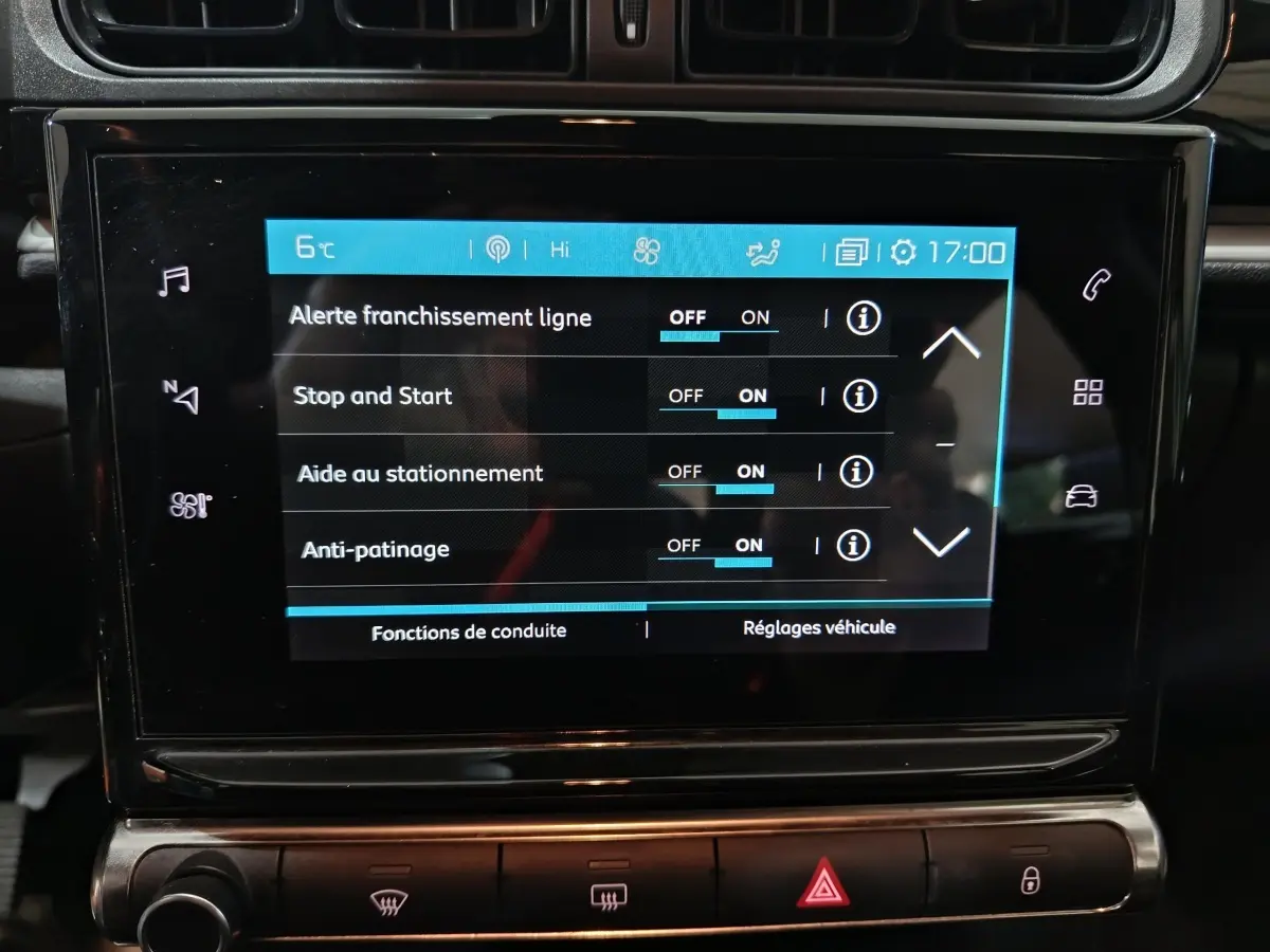 Écran tactile central affichant les réglages d’aide à la conduite dans une Citroën C3 2024, intérieur noir.