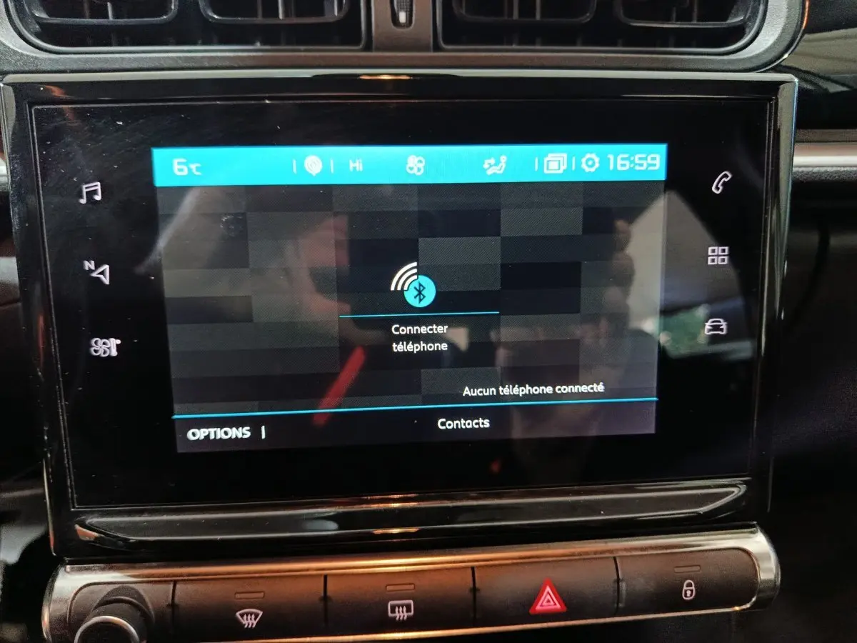 Écran tactile central de la Citroën C3 2024 BlueHDi 100 BVM PLUS affichant la connexion Bluetooth, vue intérieure rapprochée.