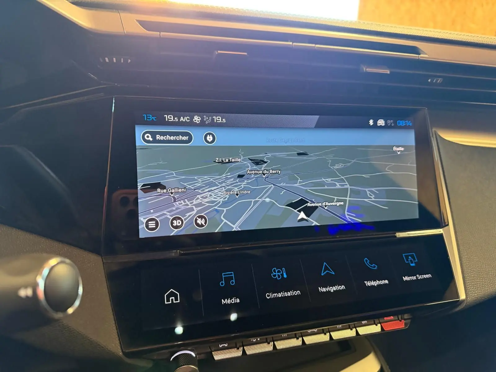 Écran tactile central du tableau de bord de la Peugeot 408 gris, affichant la navigation GPS en mode 3D.