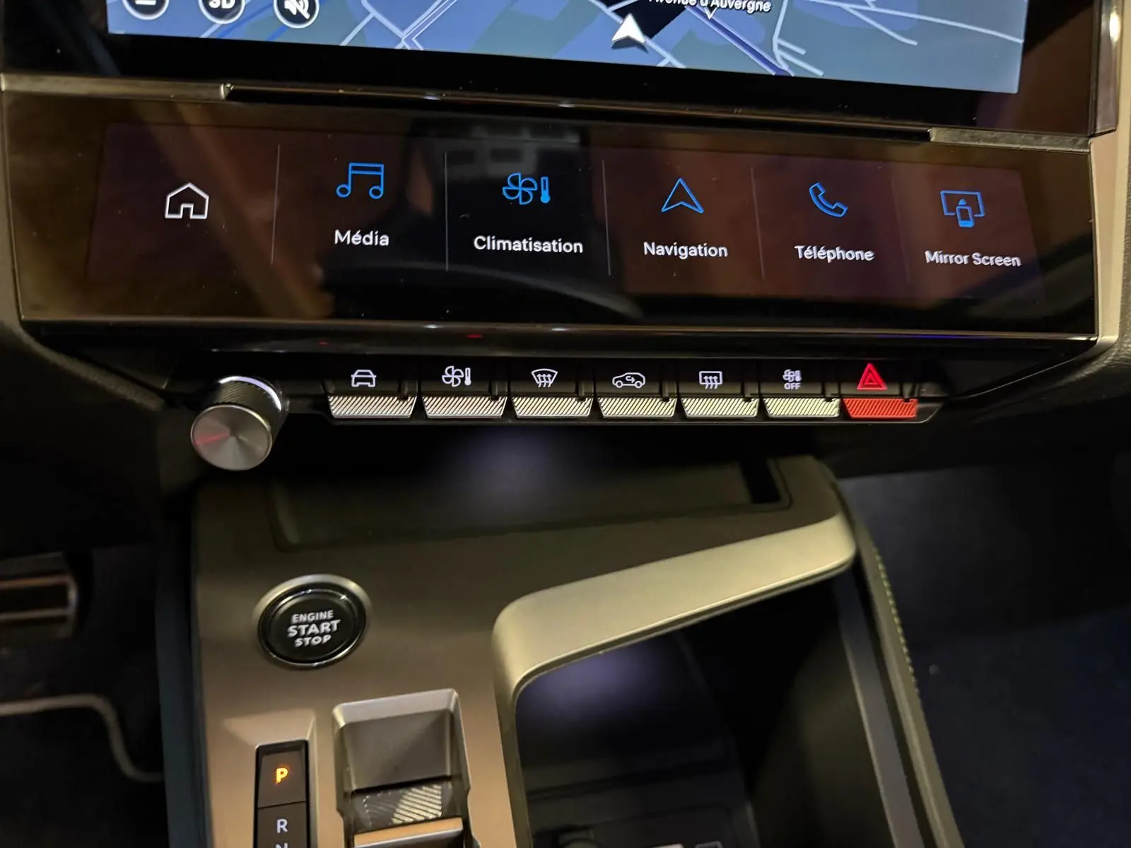 Vue rapprochée de la console centrale de la Peugeot 408 gris, avec écran tactile et boutons de commande alignés.