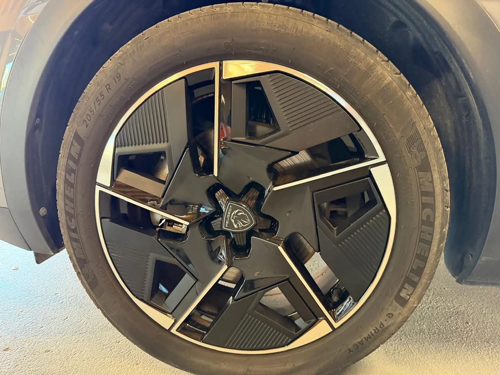 Gros plan sur la jante alliage 19'' diamantée graphite de la Peugeot 408 gris Selenium, avec logo Lion central.