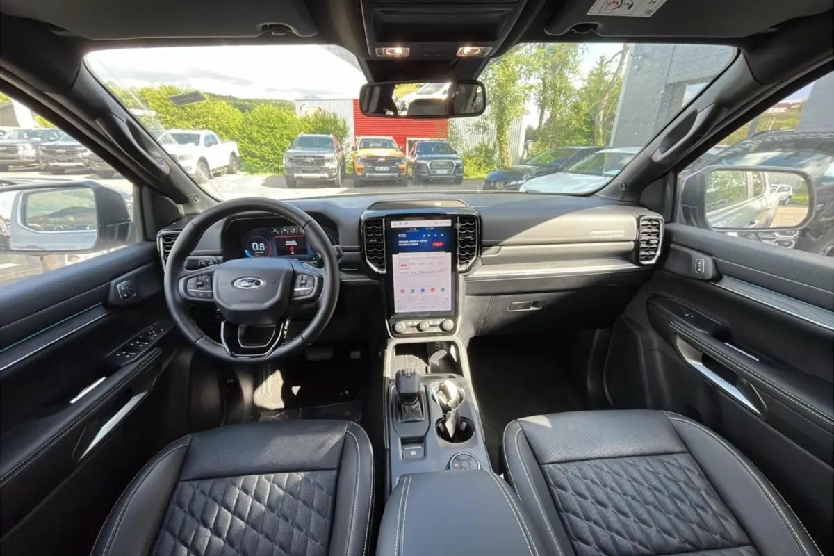 Vue intérieure avant du Ford Ranger 2026 gris iconic, avec tableau de bord moderne et écran tactile vertical.