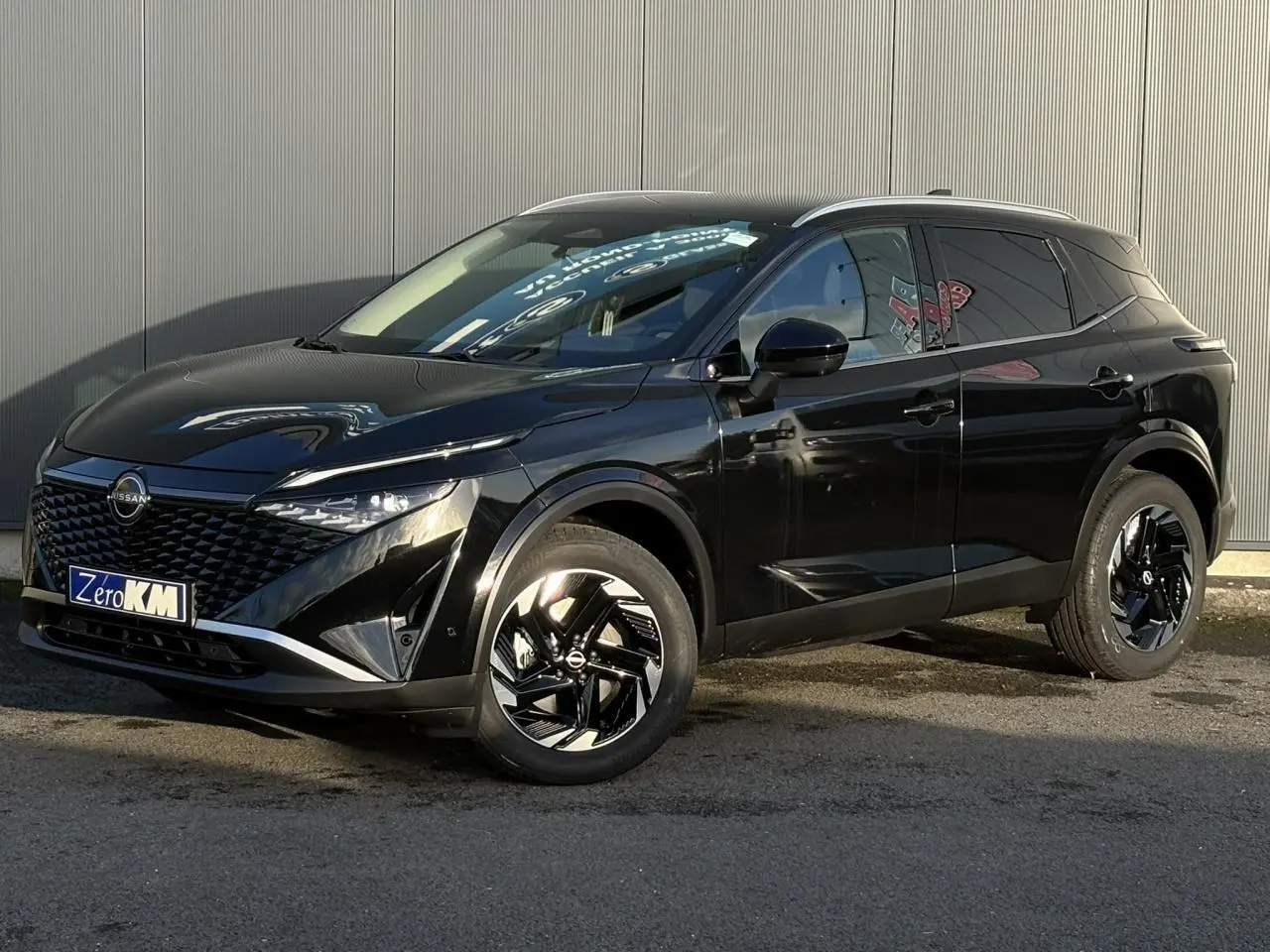 Nissan Qashqai III e-Power noir Kuro en 3/4 avant droit, avec jantes alliage noires et calandre distinctive.