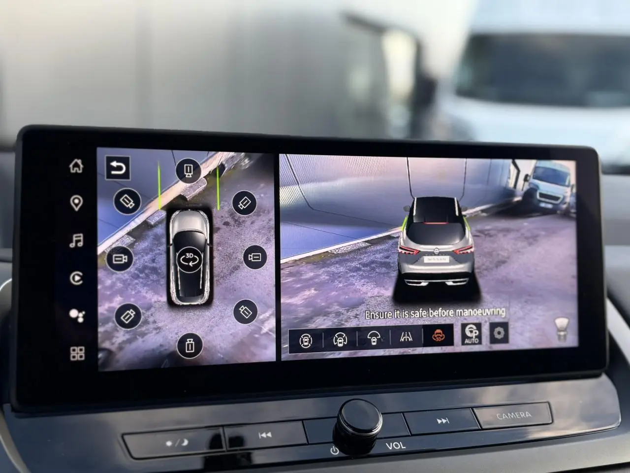 Écran tactile intérieur montrant la vue 360° et arrière du Nissan Qashqai noir Kuro en stationnement.
