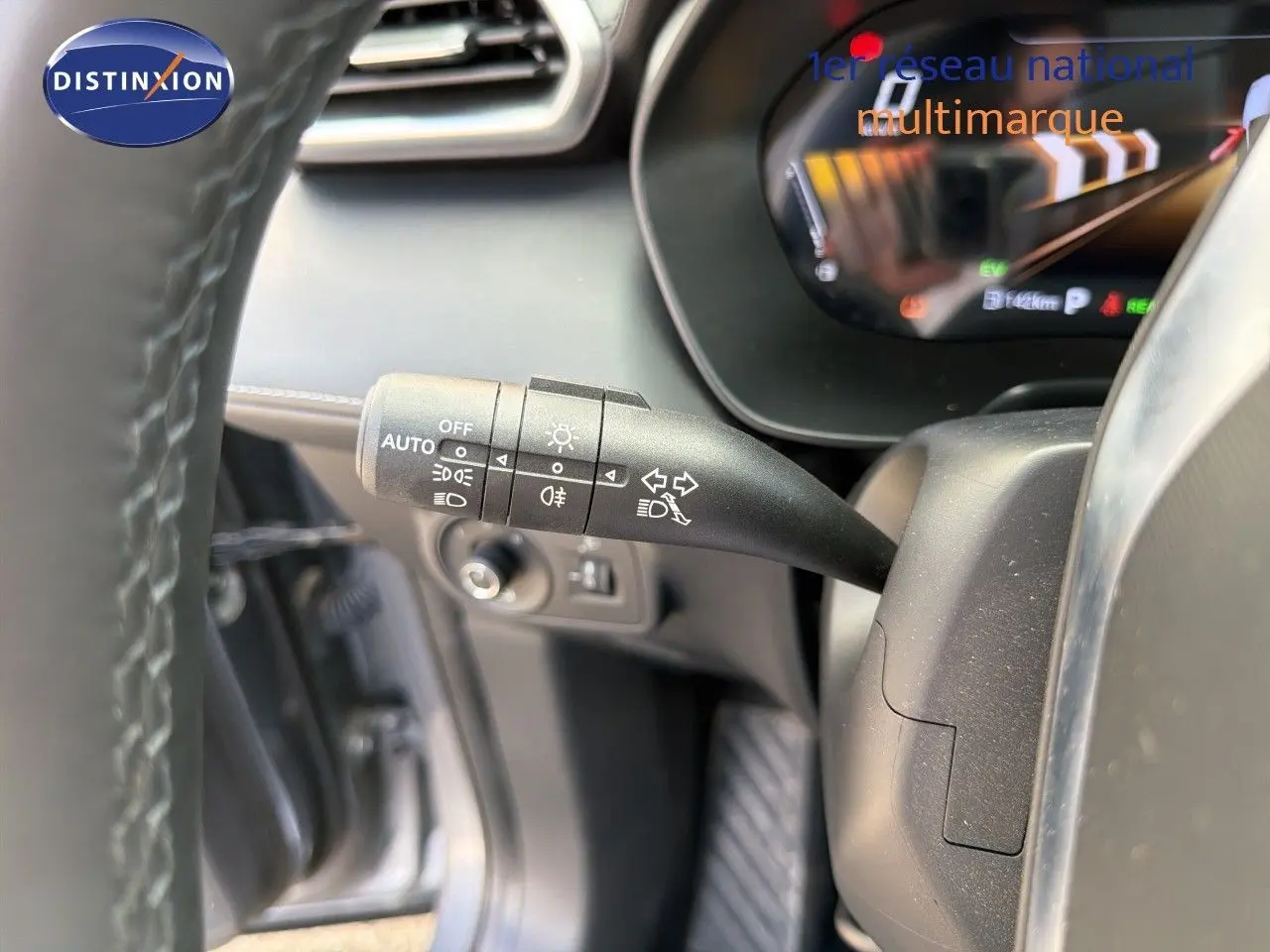 Gros plan sur la commande des phares à gauche du volant d’un MG Motor ZS 2025, intérieur noir.