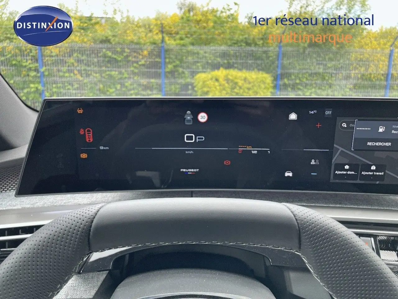 Vue intérieure du tableau de bord numérique du Peugeot 5008 Hybrid 136ch GT, avec volant cuir perforé et écran large affichant la navigation.