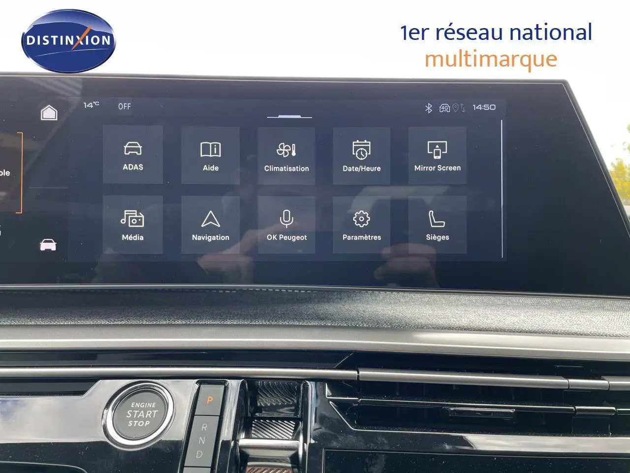 Tableau de bord du Peugeot 5008 Hybrid 136ch GT 2025 avec écran tactile et bouton start/stop, ambiance intérieure moderne.