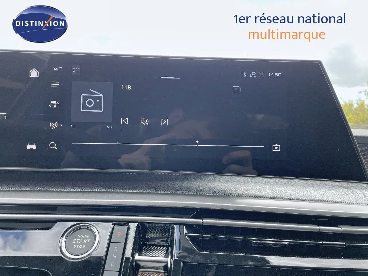 Vue rapprochée de la console centrale du Peugeot 5008 Hybrid 2025 avec écran tactile et bouton start/stop.