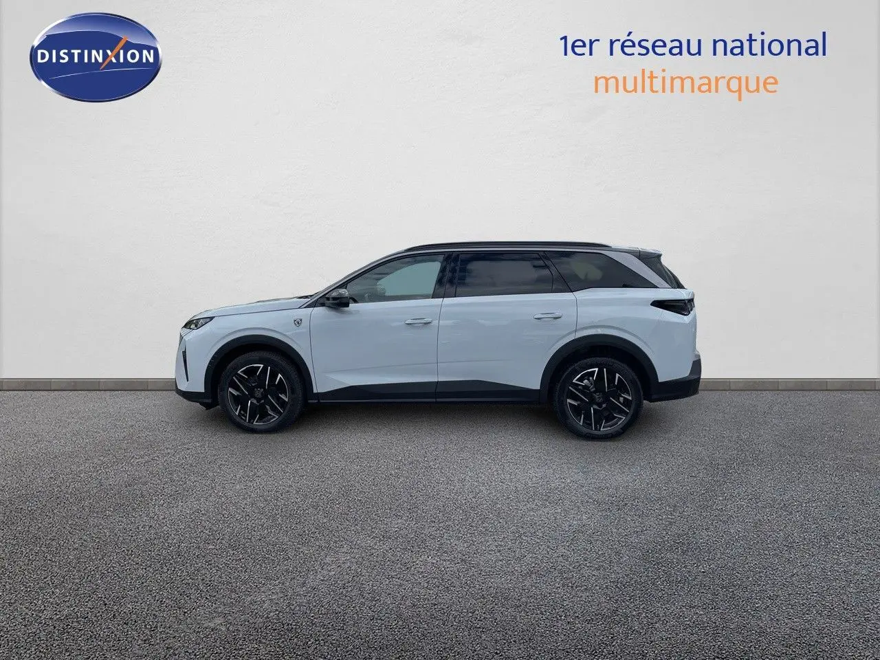 Profil latéral gauche du Peugeot 5008 HYBRID 136CH GT blanc Okenite avec toit noir et jantes noires distinctives.
